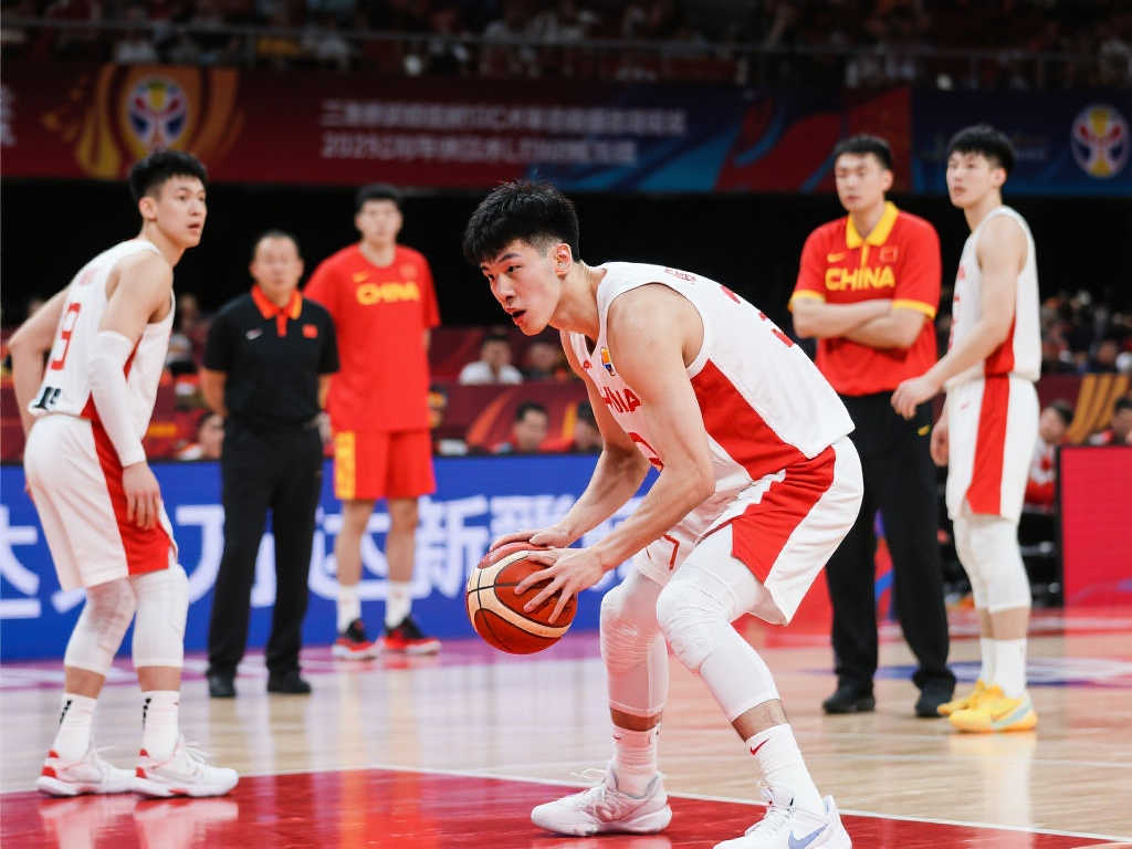 中国男篮2024完美收官，2025年迎战新挑战力求逆袭